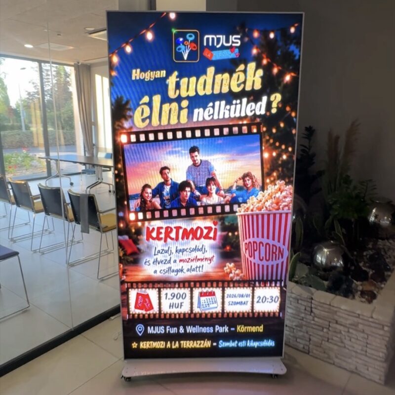 LEDTRIO LED poszter programajánlót jelenít meg egy hotel lobbyjában